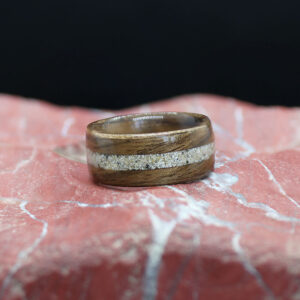 Trauerring Nussbaum Bentwood mit Kremationsasche
