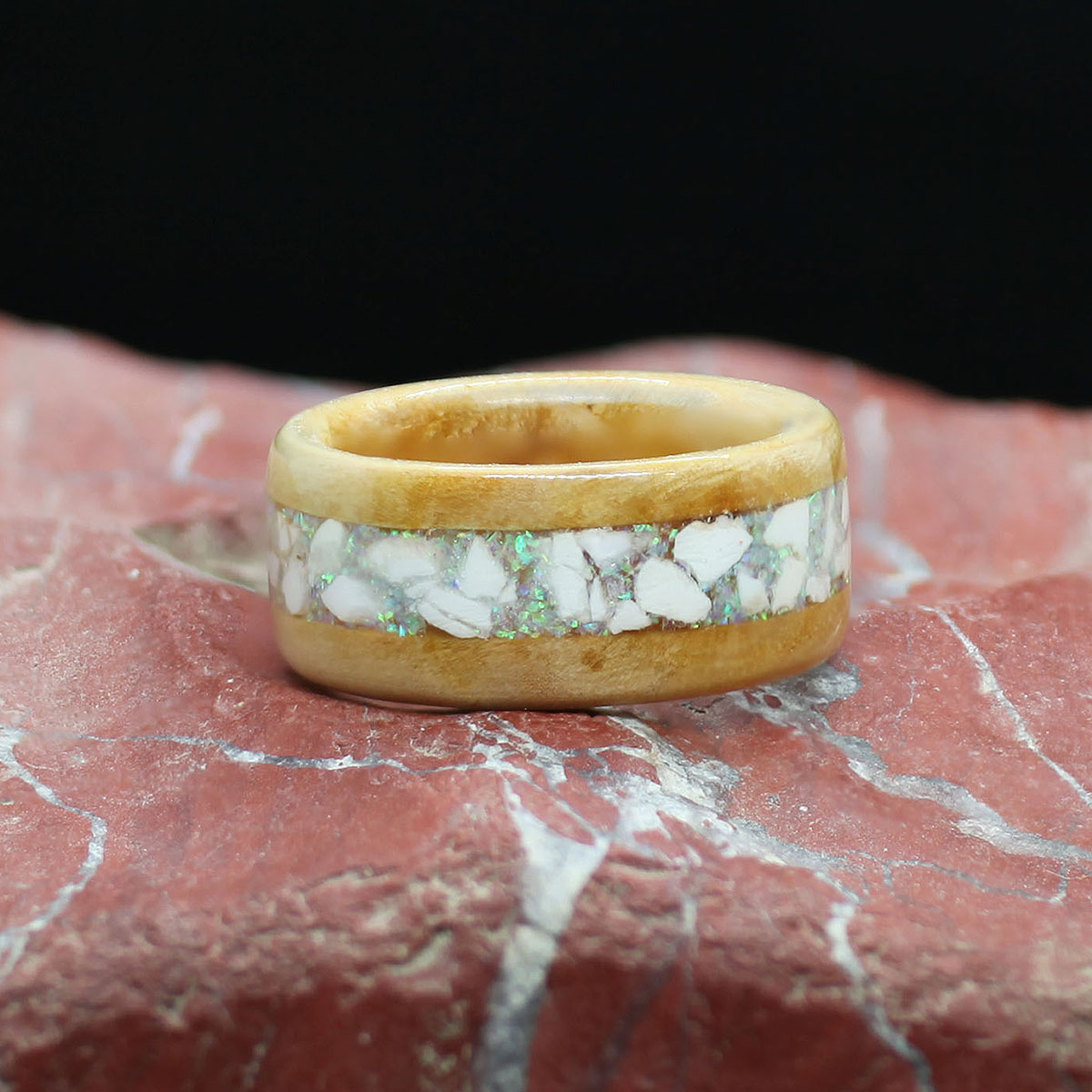 Apfelholz mit Howlith und Crushed Opal